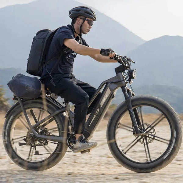 Bici elettrica cargo urbana carica di merci.