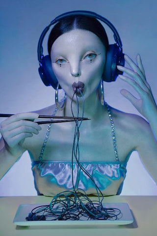 alien eating, headphones, alien beauty