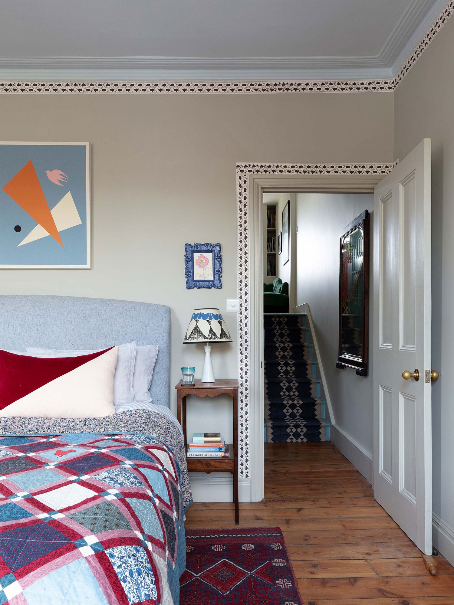 Bedroom with Ivy Chaplet wallpaper border