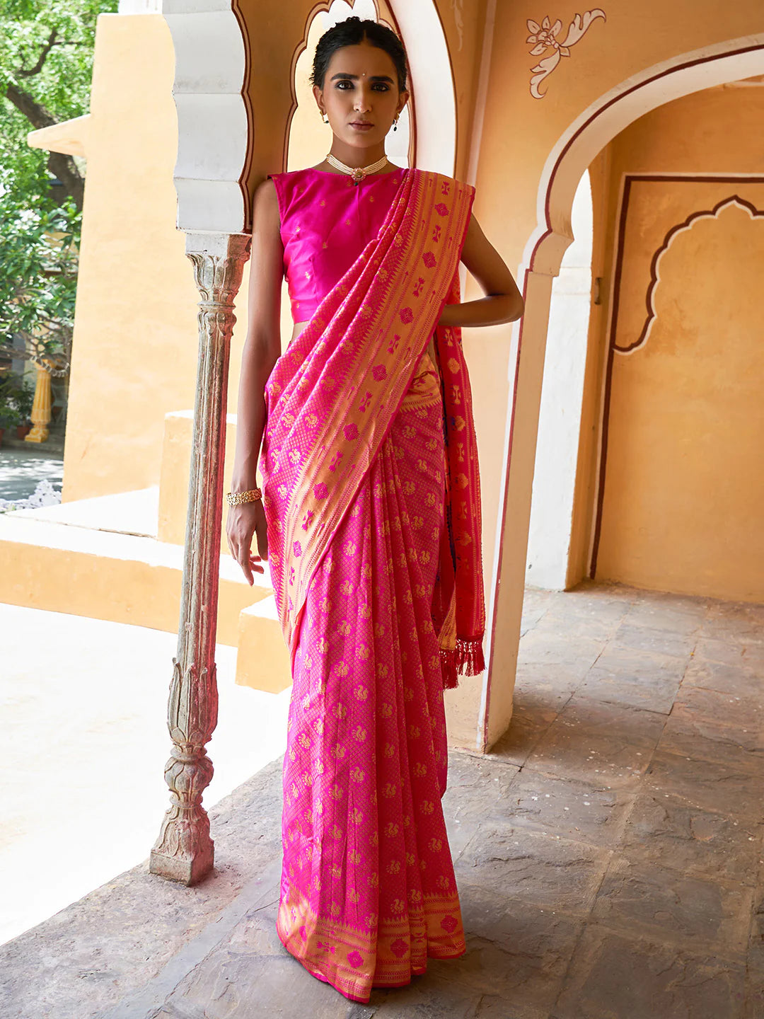>Fushia Pink Paithani Silk Woven Ethnic Motifs Saree With Unstitched Blouse Piece with intricate Paithni woven motifs