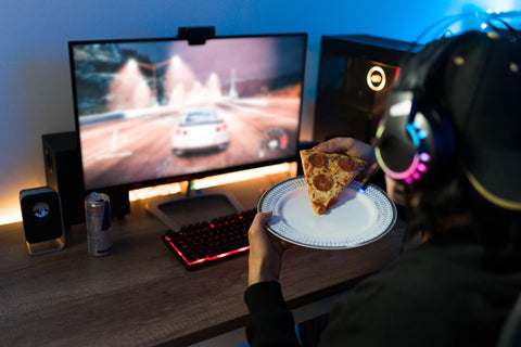 Gamer eating pizza