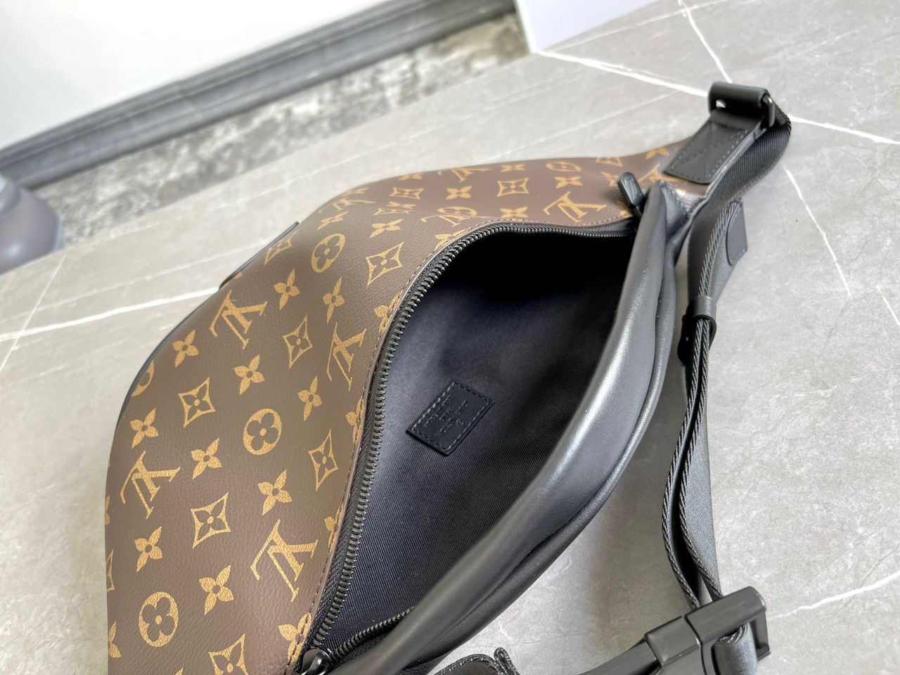 RIÑONERA Louis Vuitton KJ VIPS