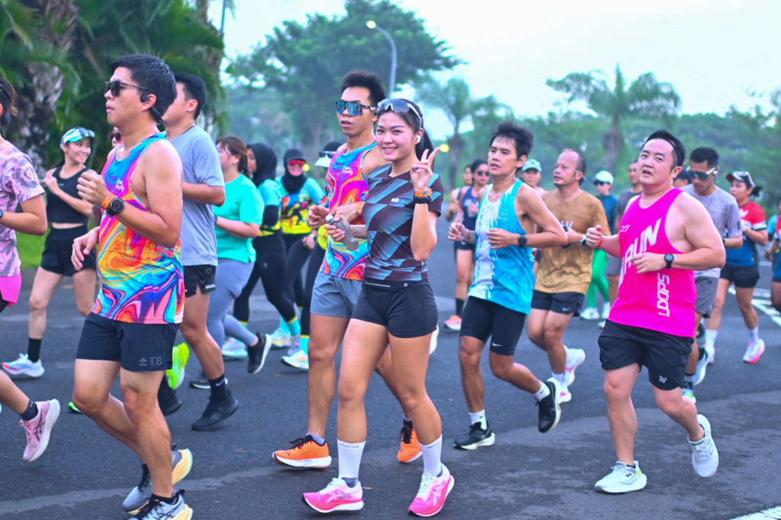 Puluhan Runners Meriahkan Suasana Pagi di Grand Island Dengan Jersey Penuh Warna