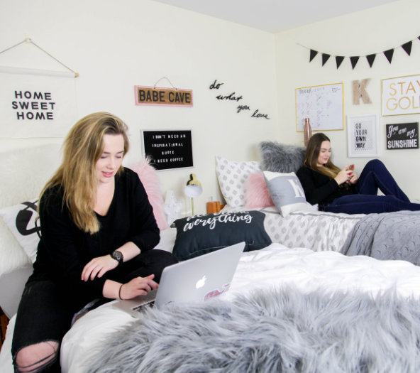 Feminine Decor Ideas for Dorm Rooms