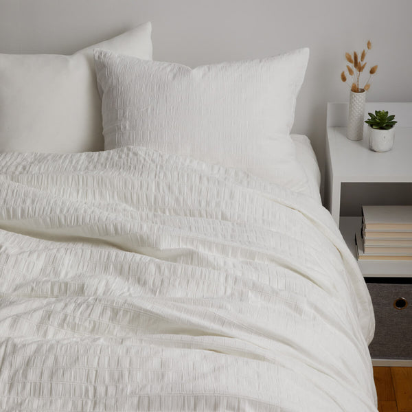 https://cdn.shopify.com/s/files/1/0607/1844/8811/products/Stripe_Jacquard_Duvet_White_Product_039_600x600.jpg?v=1651511235