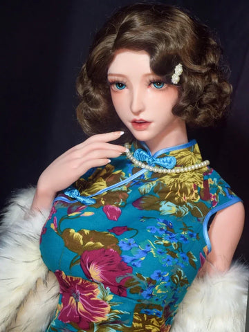 The girl had short, curly hair and was wearing a flowery blue cheongsam.