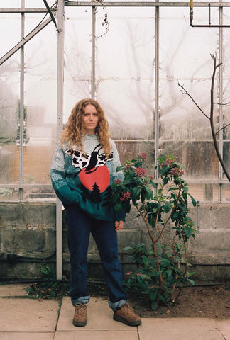 lady wearing oversized knitted jumper