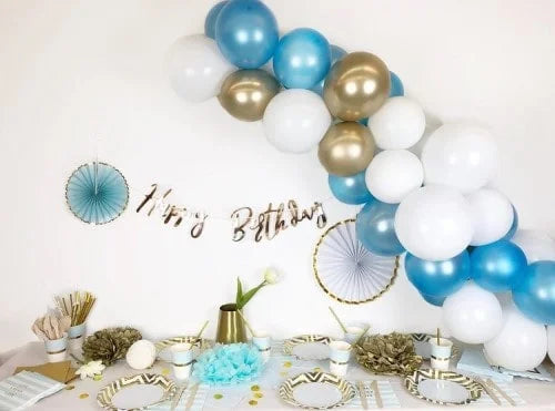 Geburtstagsdekoration in Blau, Gold, und Weiß mit Ballongirlande, 'Happy Birthday' Girlande, Fächern, Pom Poms und Partygeschirr
