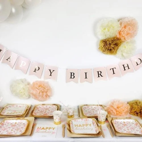 Partydekoration mit rosaner 'Happy Birthday' Girlande, rosa, weiß, goldenen Pom Poms rosa Blüten Partygeschirr, 'HAPPY birthday' Servietten und Holzbesteck