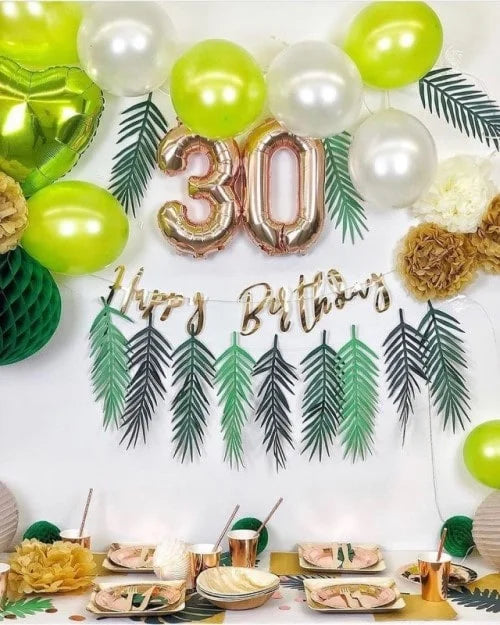 Geburtstagsdekoration in Limettengrün, Gold und Weiß mit 'Happy Birthday' und tropical leaves Girlanden, '30'Ballonschriftzug, Wabenbällen, Pom Poms, und Partygeschirr