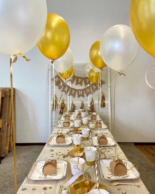 Gold-Weiße Geburtstagsdekoration mit 'Happy Birthday' Jute Girlande, heliumgefüllten Latexballons, Mamor Pappbecher, Geschenkbox und Tasselgirlande