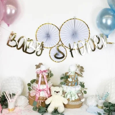 Windeltorten Baby Girl und Baby Boy mit Babyshower Girlande, Latexballons in Rosa und Blau sowie Fächer in Weiß mit goldenem Rand