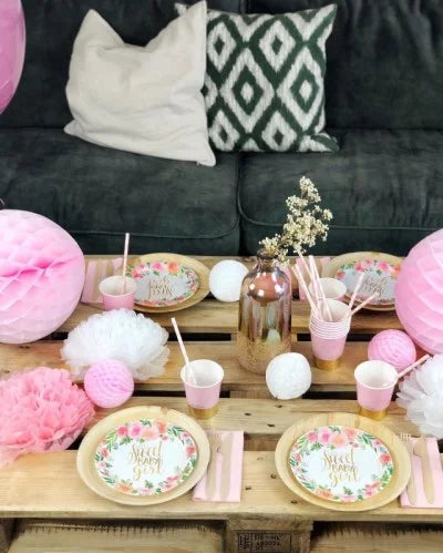 Tischdeko Babyparty Mädchen mit Palmblatttellern, Sweet Baby Girl Papptellern, Holzbesteck, rosa-goldenen Pappbechern, rosa-weiß gestreiften Papierstrohhalmen, Wabenbällen und Pom Poms ind Rosa und Weiß