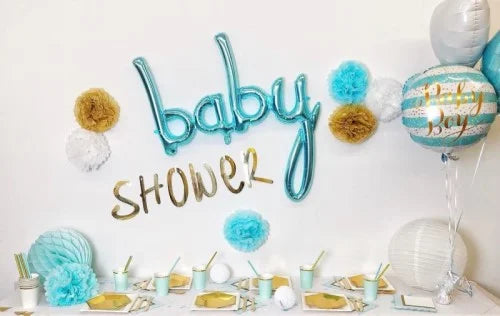 Baby Shower Deko Baby Boy mit blauem Baby Ballonschriftzug, goldener Shower Girlande, Baby Boy Foleinballon, Pom Poms, Lampions und Partygeschirr in den Farben Blau, Weiß und Gold