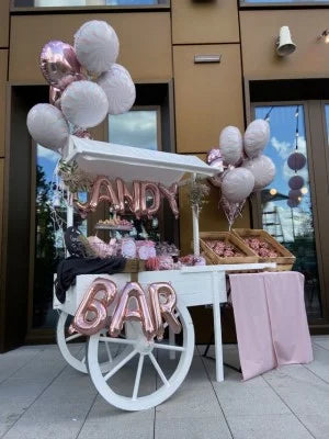 Weiße Candybar mit roségoldenem 'Candy Bar' Ballonschriftzug, Candy Folienballons in Rosa, Süßigkeiten