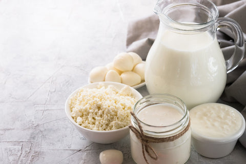 Productos lácteos: leche, queso, yogur que contienen la proteína caseína, importante para rendimiento deportivo