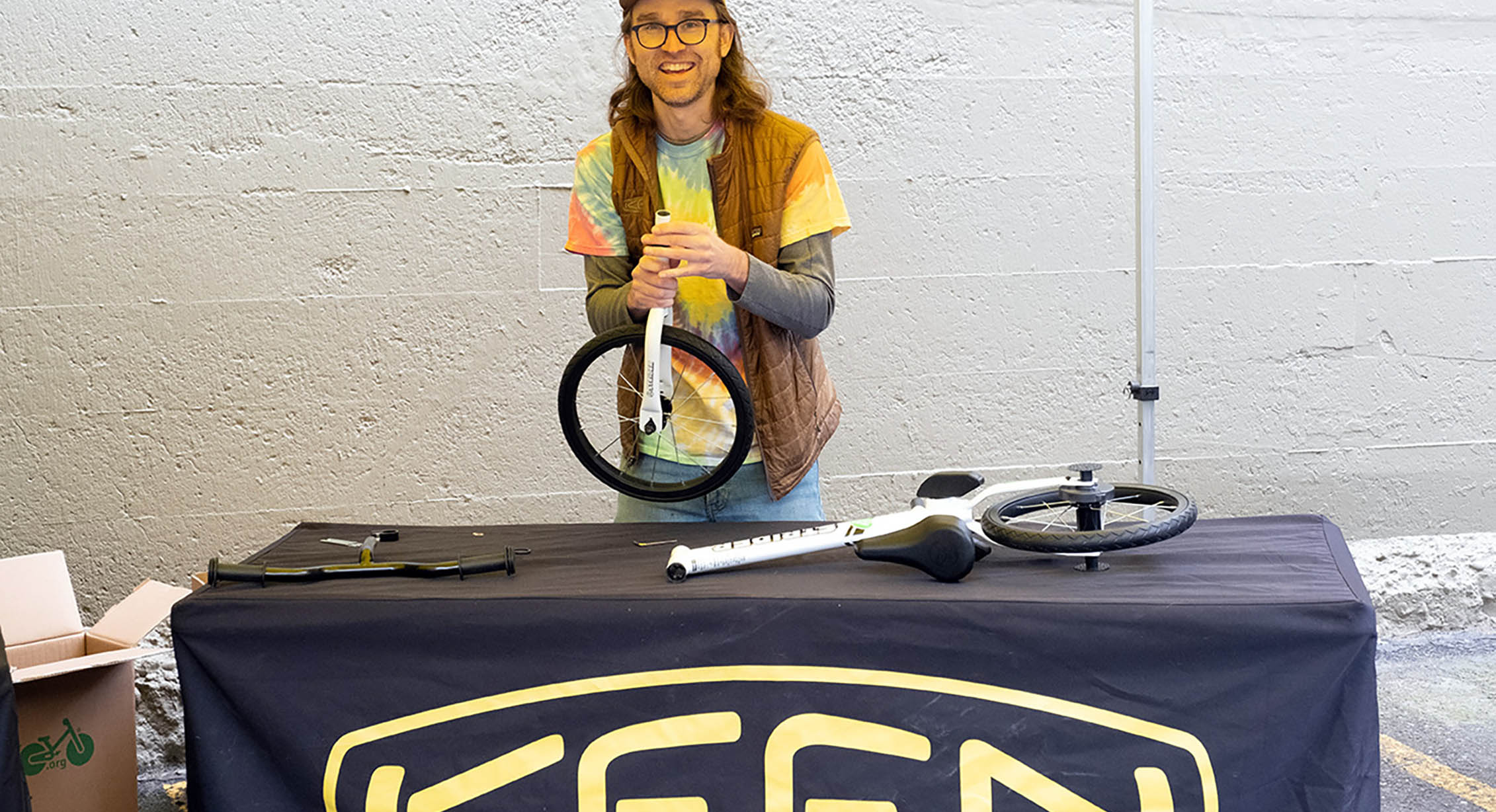 Un employé de KEEN fabrique des vélos pour les enfants de la maternelle