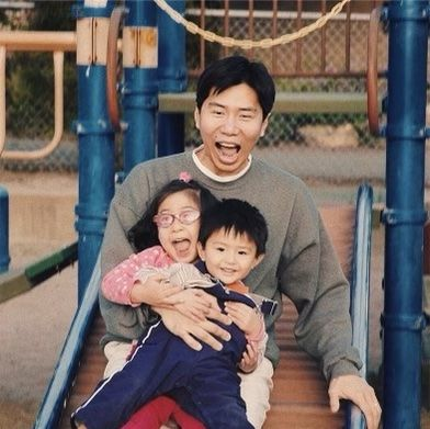Sarah as a child with her dad and younger brother