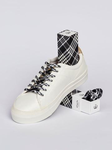 Bambas blancas con cordones en tartán negro y blanco