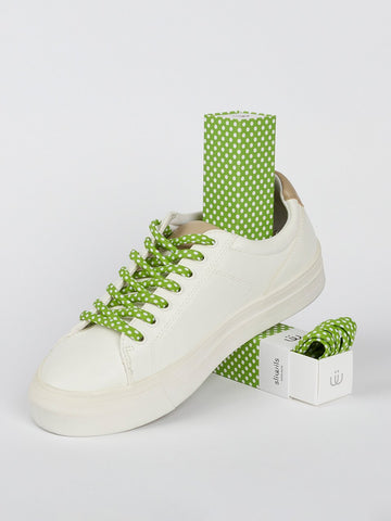 Cordones con polka dots blancos sobre fondo verde