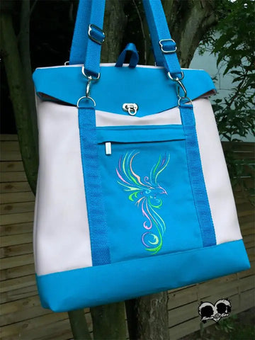 Stickdatei Phoenix Cyrill in bunt auf blau-weisser Tasche gestickt