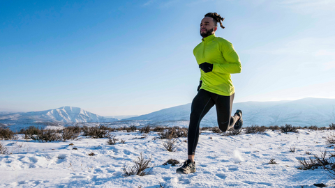 Vinterlöpning med Topo Athletic, man som löpar i snö 