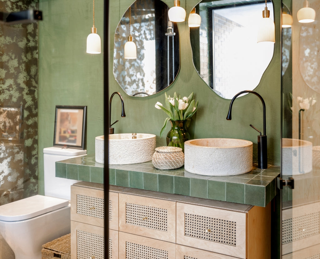 Green bathroom inspired by an outdoor space.