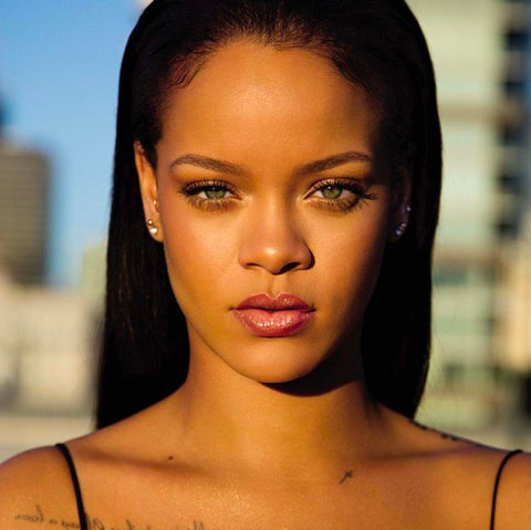 Quelle lentilles porte Rihanna