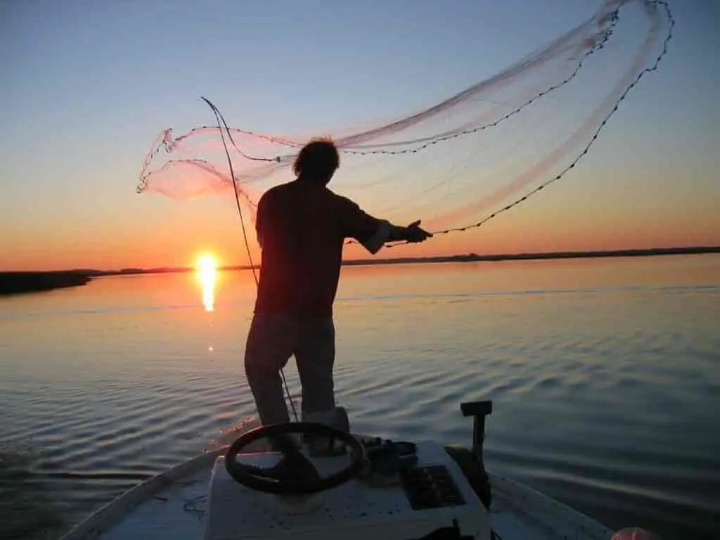 Length and mesh size of each piece of cast net used in the lake.