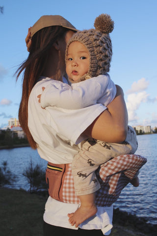mum-carrying-baby-with-hipsurfer-hipseat-baby-carrier-at-the-beach