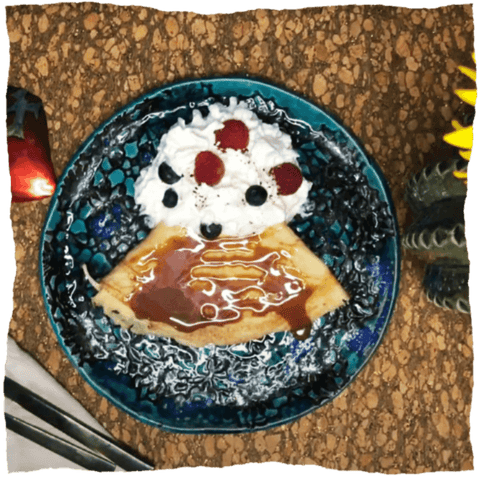 Crepes mit Cajeta Sahne und Beeren Bild