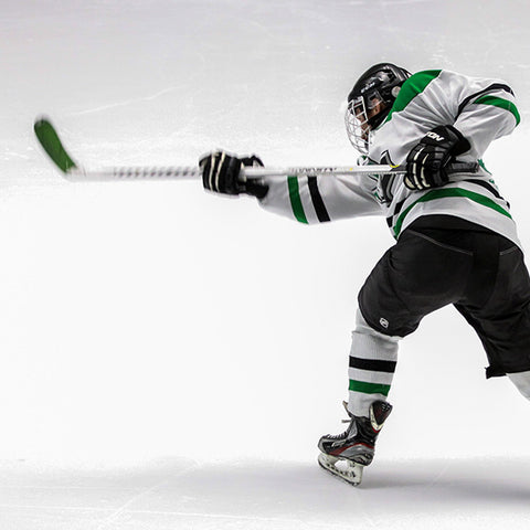 homme jouant au hockey