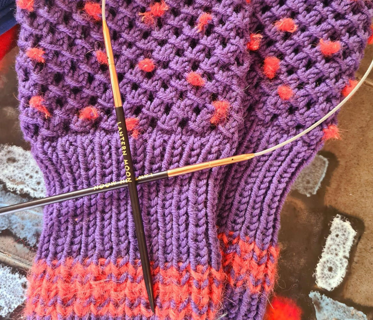 Knitted wrist warmer