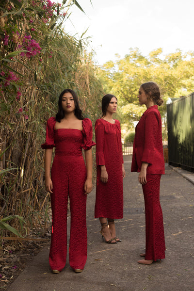 traje invitada rojo