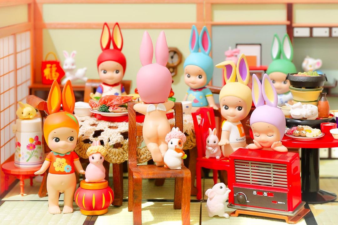 A diorama of Sonny Angels having dinner near a table full of food