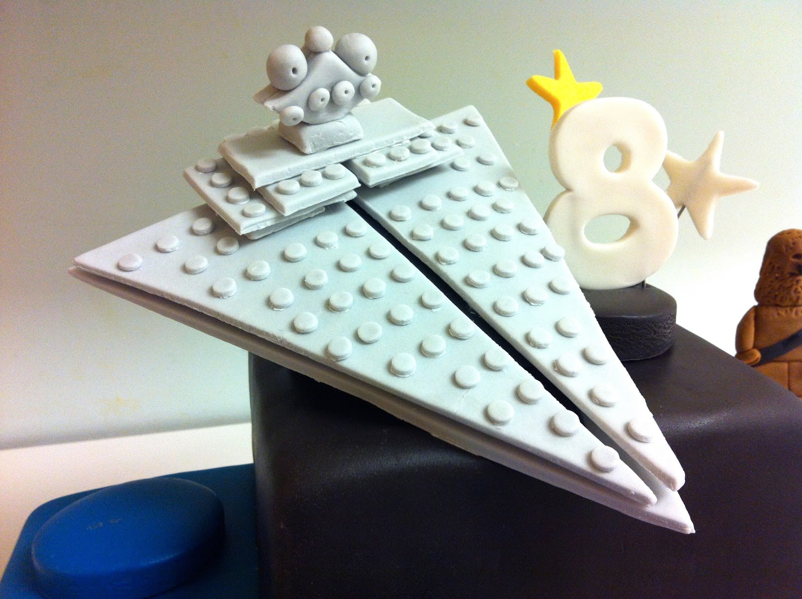 A gray LEGO Star Wars ship made from thin blocks of fondant.
