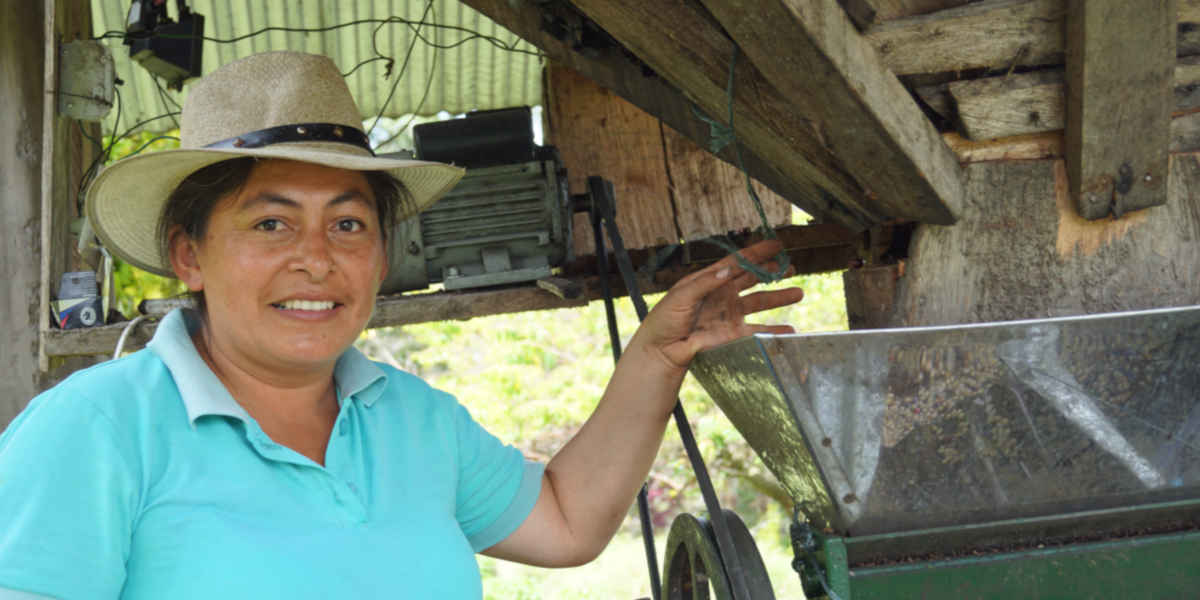 Maria, die stolze Kaffeebäuerin, bereitet Kaffee im 'Washed Mill' Verfahren zu.