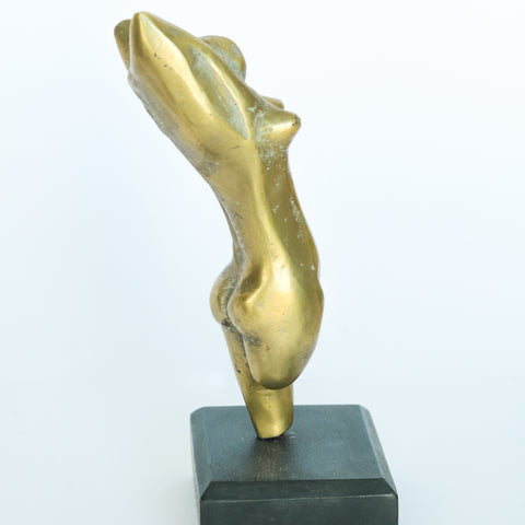 Escultura "Mulher" de Henrique Radomsky dos anos 1980