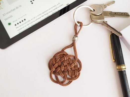 Porte-clés en cuir brut naturel tressé avec noeud celtique infini
