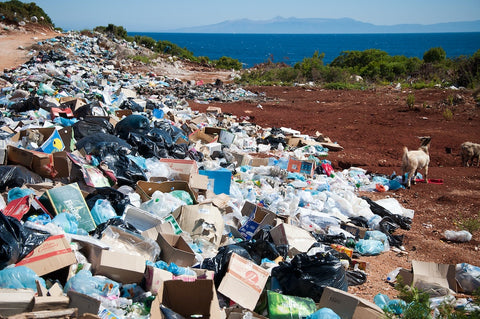 Plastik Müll auf einem Berg