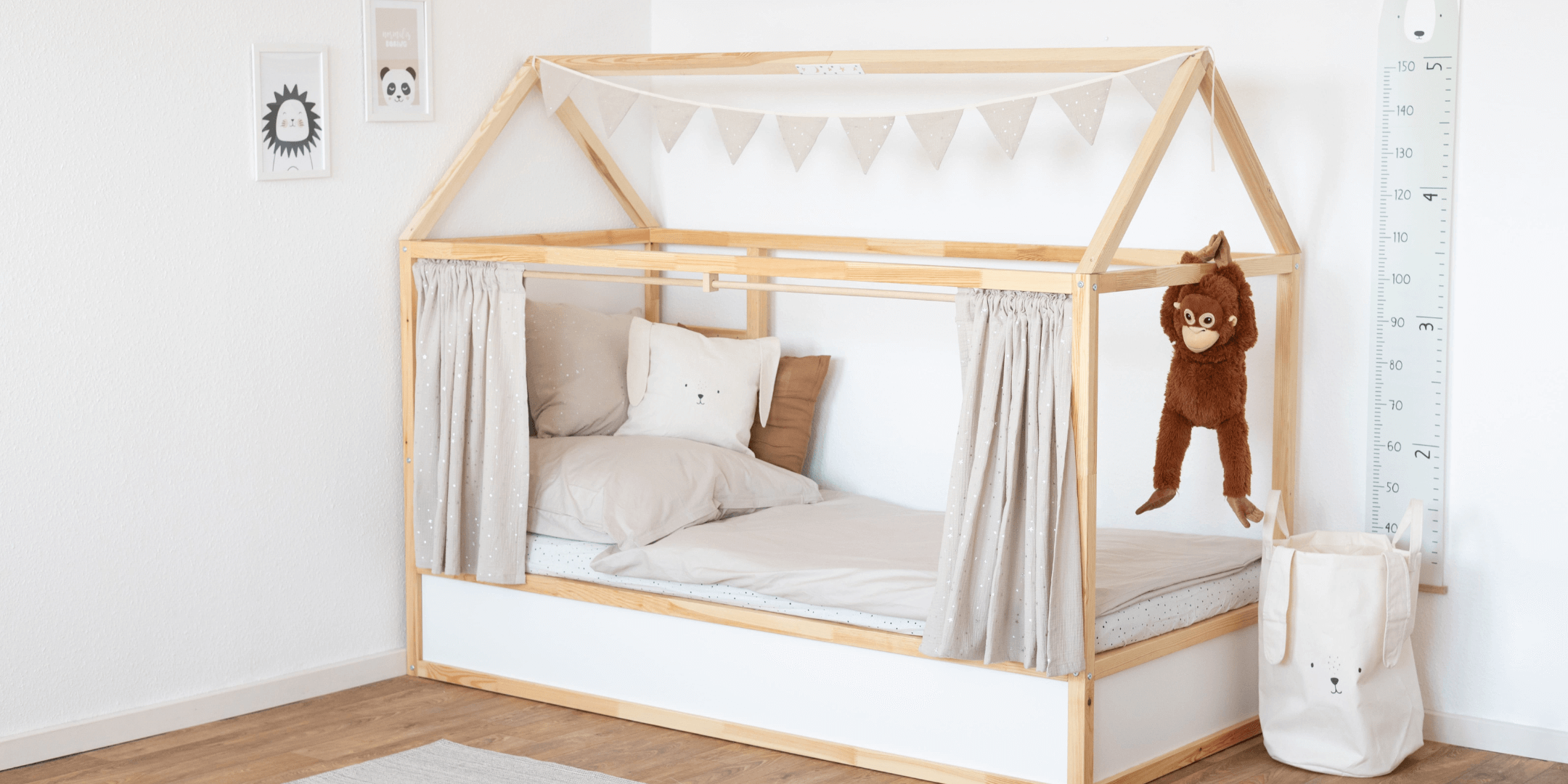 Ikea Hausbett mit Kura Vorhang aus Musselin Stoff in Taupe