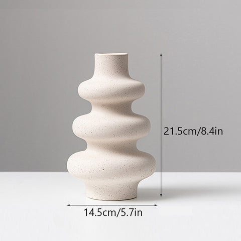 Scandinavian vase with rounded curves dimensions 21.5x14.5cm