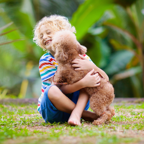 παιδι με σκύλο αγκαλιά
