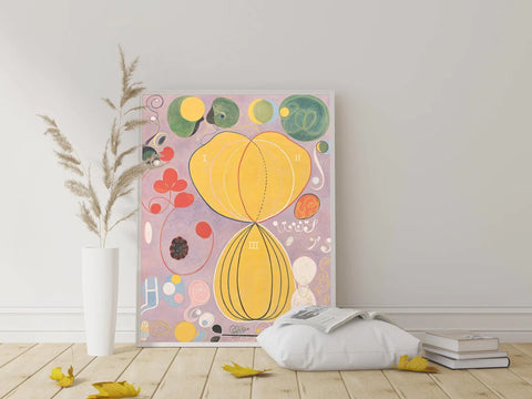 Gerahmter Kunstdruck von Hilma af Klint, der ihr Werk „The Ten Largest (Nr. 7, Adulthood)“ zeigt. Dieses Stück besteht aus hellen, kräftigen Farben und abstrakten Formen.