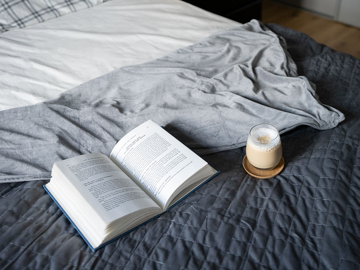 lovoje-padeta-knyga-ir-kavos-puodelis