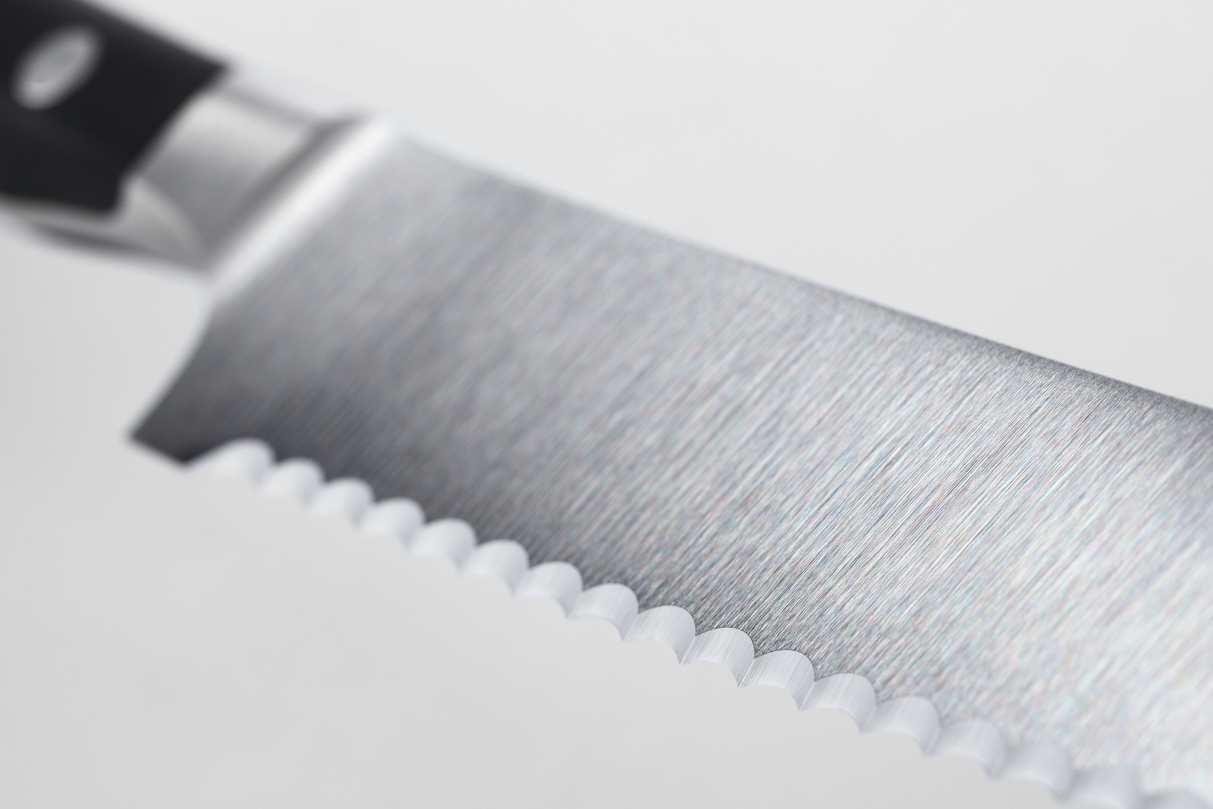 Couteau à saucisson Wusthof Classic Colour Velvet Oyster forgé lame crantée  14cm