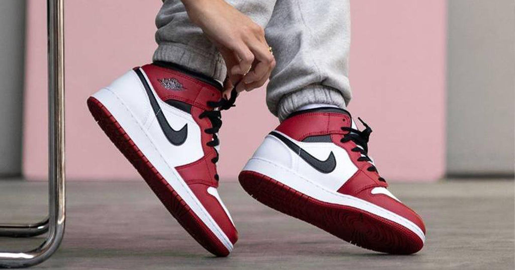 Air Jordan 1 Mid Chicago (2020) – AM 