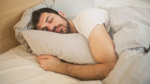 Različne raziskave so pokazale, da sta REM spanje in mogoče celo sanje pomembna za spomin, saj naj bi deprivacija REM faze povzročila težave pri učenju. Hkrati so ugotovili, da je trajanje REM faz podaljšano po intenzivnem učenju.