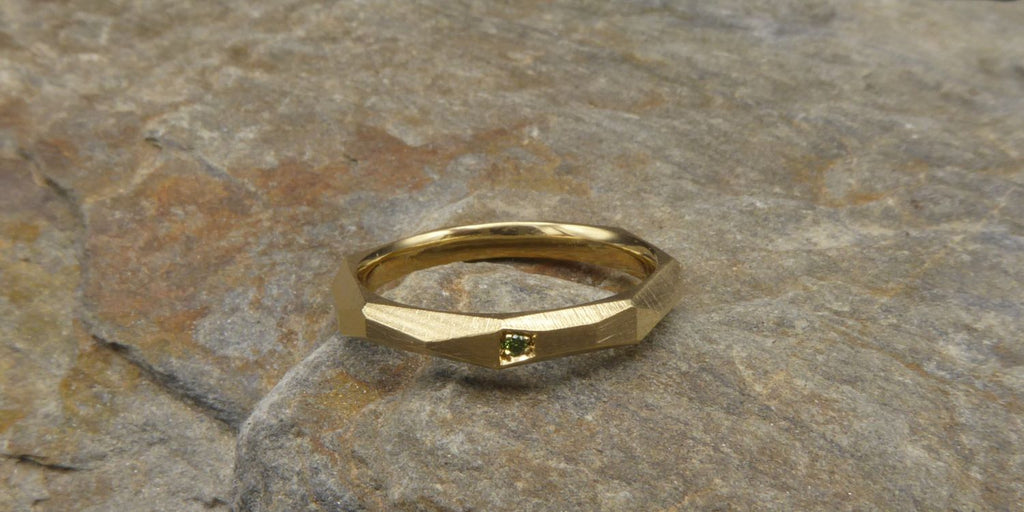 Ecken und Kanten- Ring aus Altgold mit grünem Brillanten