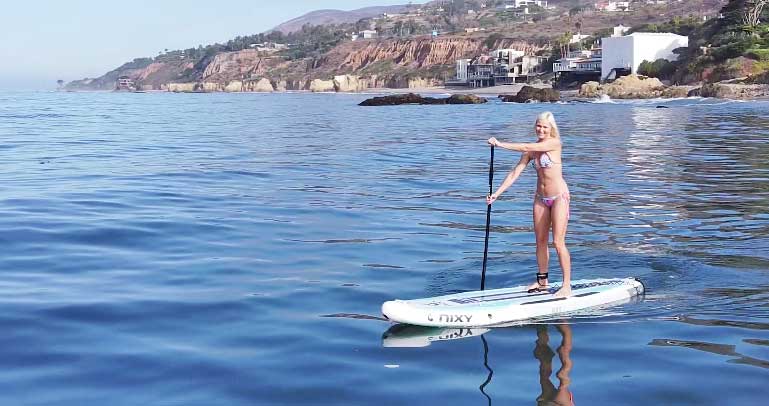 Dominika paddling on her Nixy iSUP